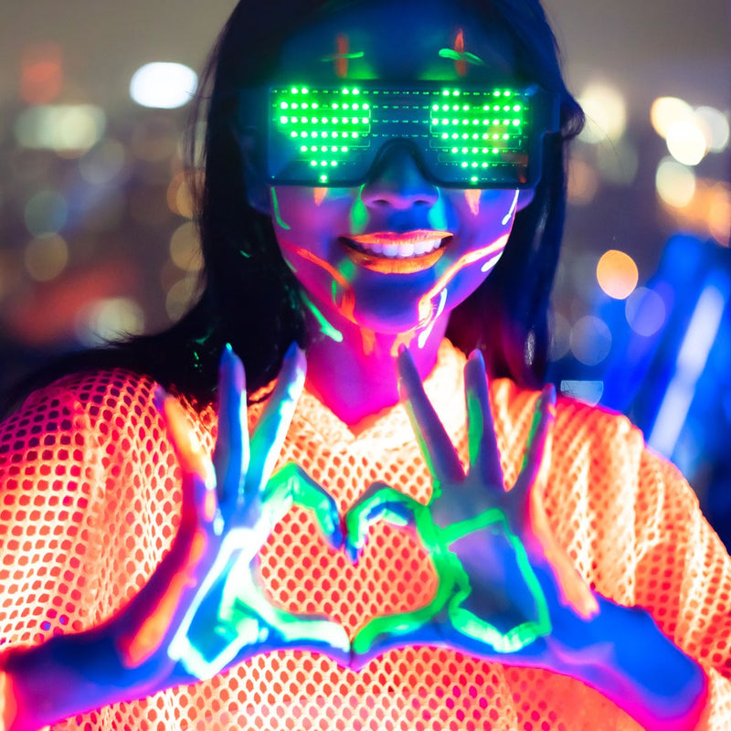 glow in the dark party dress code Siri, What is a lumo party?: a glow in the dark party, using black light UV lighting and neon clothes and lumo decor, are all the rage with teens, pre-teens and younger kids as well as adults., ,